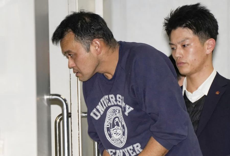殺人未遂容疑で警視庁赤坂署に入る大津陽一郎容疑者