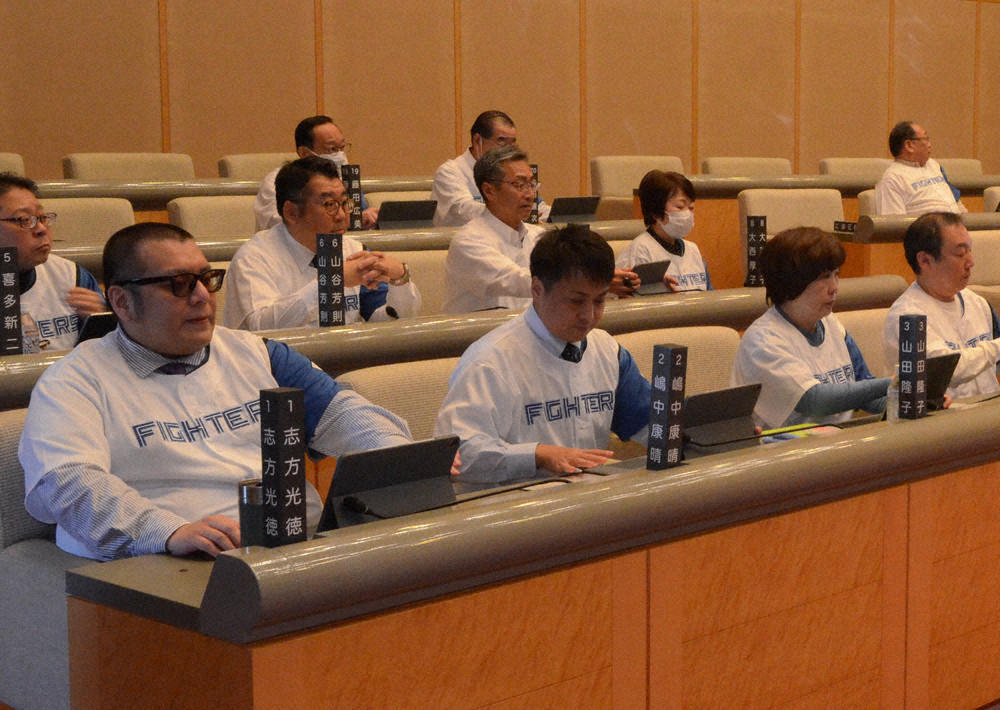 [情報] 爭取火腿二軍，苫小牧議員穿隊衣議事