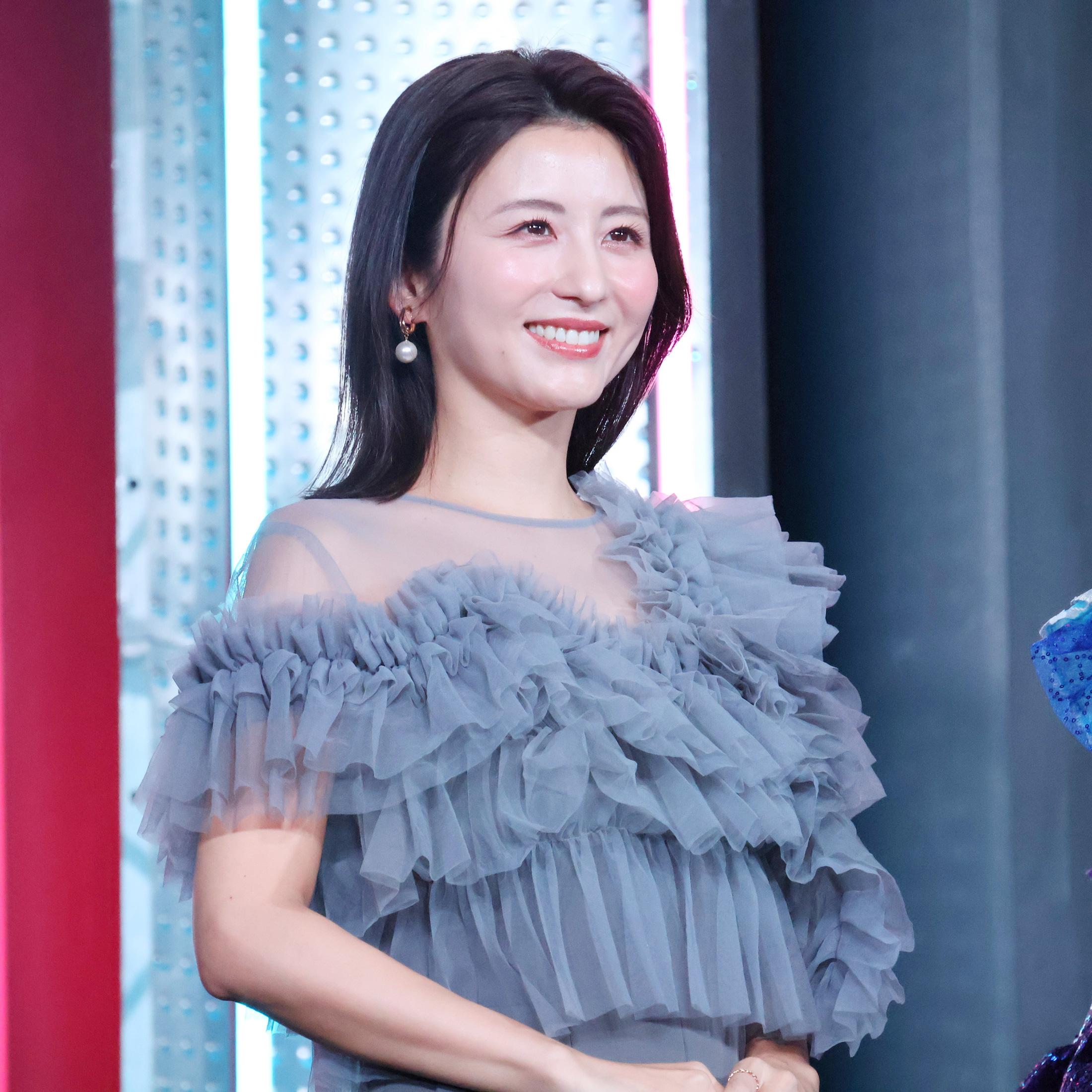 ＜宇賀夏美＞透膚上衣 氣質成熟的同色系穿搭 在「TikTok潮流大賞2025」擔任主持人