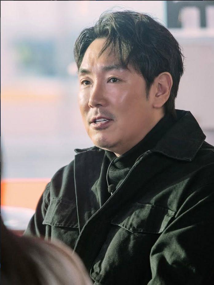 韓國資深演員被當地媒體報導，過去曾因搶劫、性侵被送少年院。他曾出演電影《下女的誘惑》等，經紀公司回應「正在確認事實」。