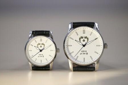 韓国大統領室 李大統領の記念腕時計公開=裏面に「国民が主人である国」(聯合ニュース)