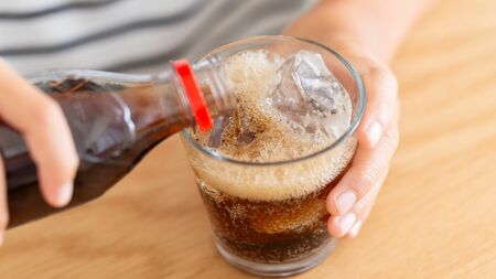 甘い飲み物から糖分のない飲み物へ変更することで糖質摂取量を大幅に削減できる