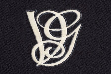 ロマンティシズムに鋭さを添えるヴァレンティノ ガラヴァーニ──2025年の秋冬スタイルを小物でアップデートする(GQ JAPAN)