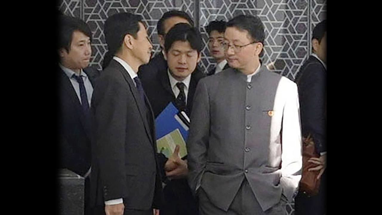 中国外務省の劉勁松アジア局長と協議する日本外務省の金井正彰アジア大洋州局長