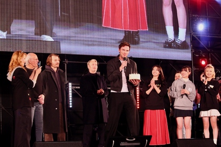 豪華セレブ19名集結で「東京コミコン2025」閉幕 ニコラス・ホルトの誕生日サプライズも(リアルサウンド)