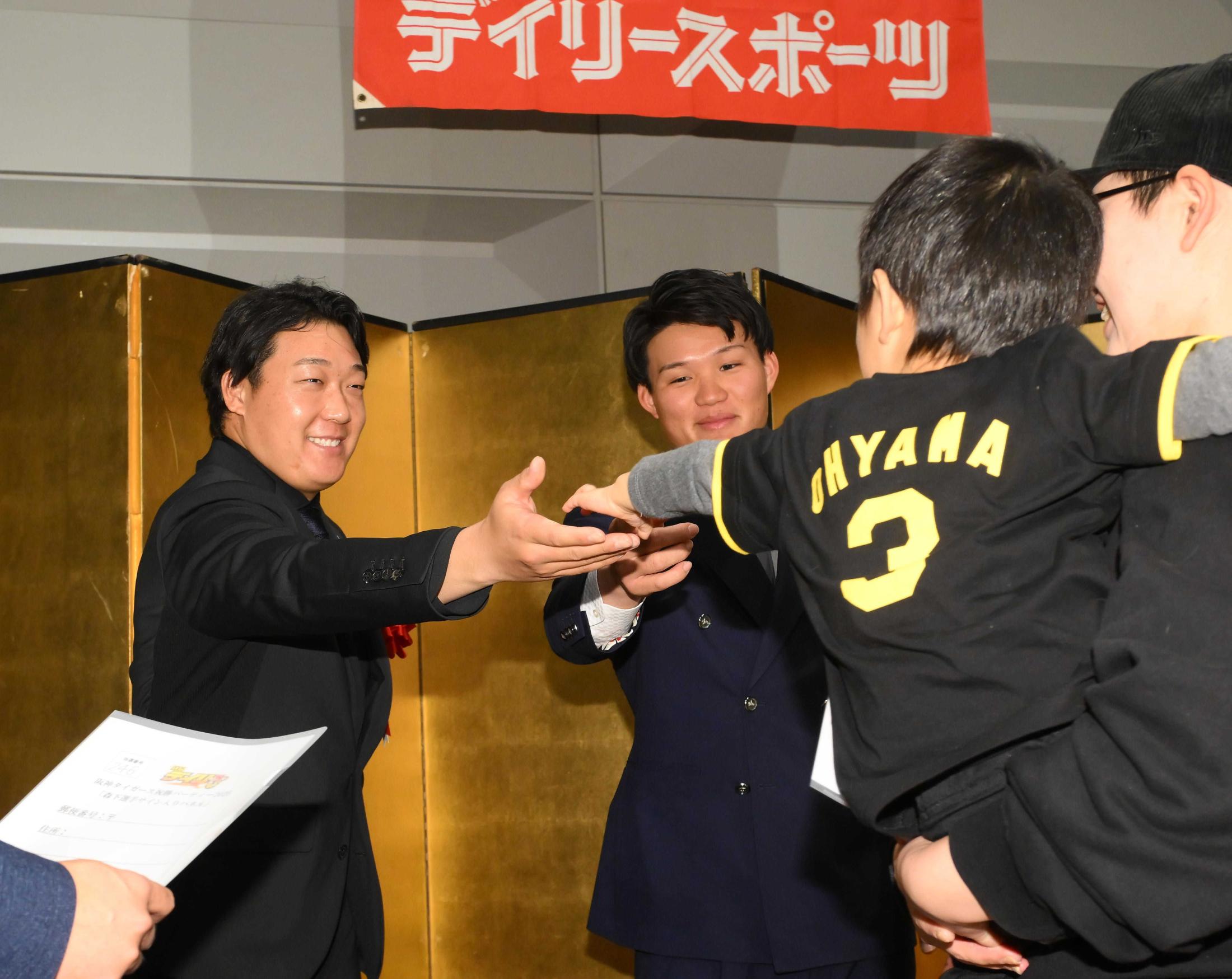 大阪体育大学　野球　ブイジャン　L 値下げ交渉可 阪神・大山 森下自慢の花柄裏地スーツ「自己主張激しいっすよね