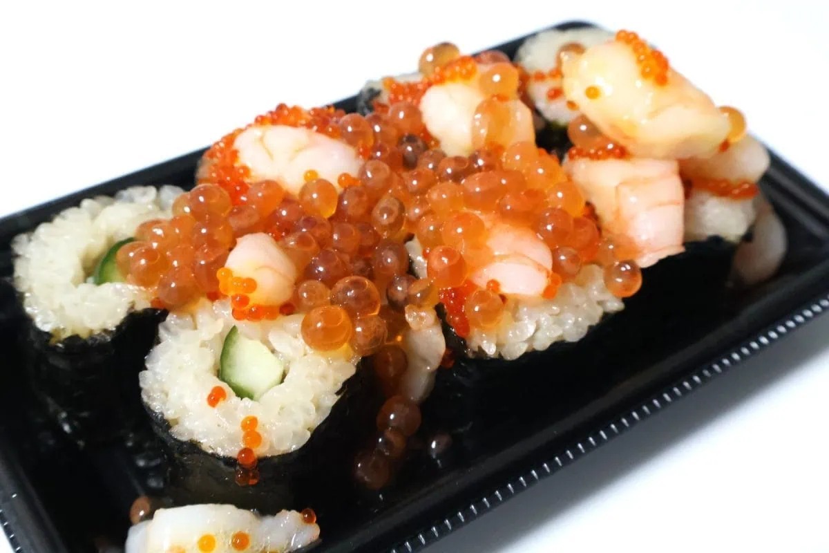 【年末のローソンはすごいぞ】こぼれるイクラ、はみ出す海老天…“コンビニの限界”を超えた「ご褒美グルメ」は500円超えでもリピ確だった(MonoMax Web)