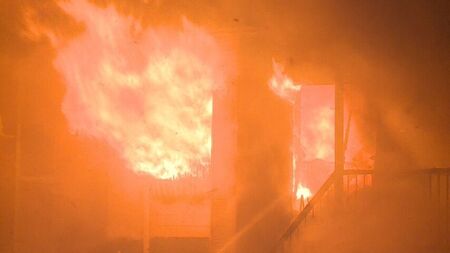 【速報】アパートから激しい炎 消火活動続く 60代男性が病院搬送 苫小牧市(HTB北海道ニュース)