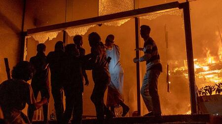 バングラデシュで新聞社に放火 青年活動家の死に対する抗議が激化(BBC News)