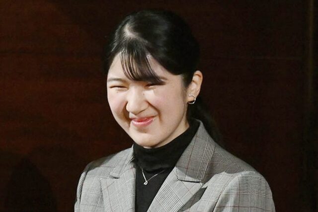 愛子さま「公務で使った年季が入ったバッグ」は雅子さまの“おさがり”か これまでも母娘でアクセサリーや小物を共有 愛子さま「公務で使った年季が入ったバッグ」は雅子さまの“おさがり”か これまでも母娘でアクセサリーや小物を共有