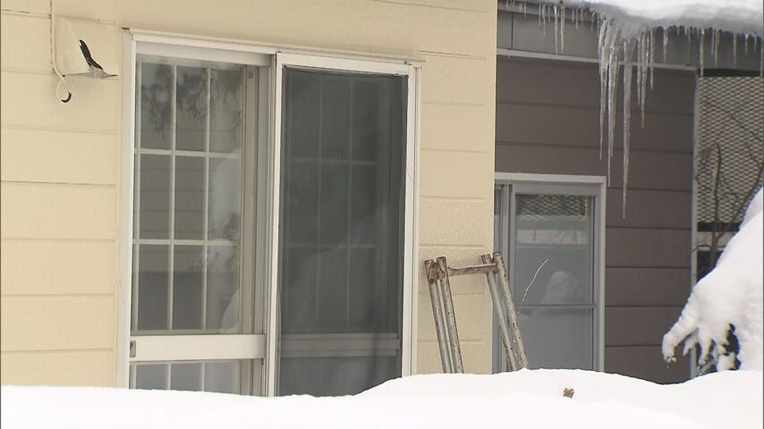 逃走中の男は親族か　上富良野町の住宅で突然男が侵入し女性を複数回殴る殺人未遂事件　(HTB北海道ニュース)