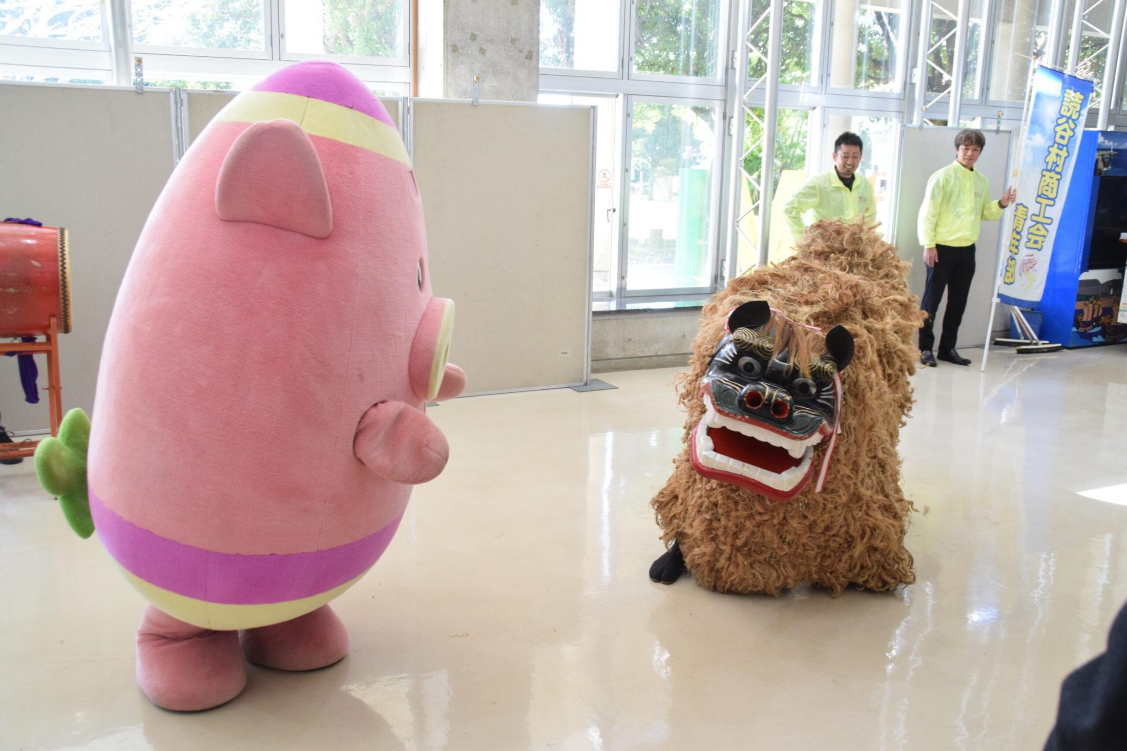 ウマくいく年に」 沖縄・読谷で初おこし獅子舞 村長「馬力のある踊り