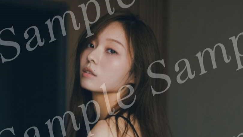 乃木坂46梅澤美波 美ボディ際立つ「ビターな」ベッドでの大人カット