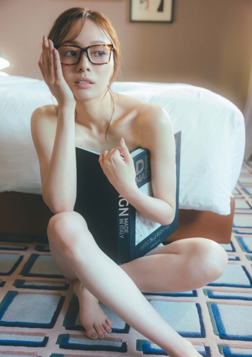 乃木坂46梅澤美波＞メガネの“クレバー読書梅ちゃん” クールに 写真集
