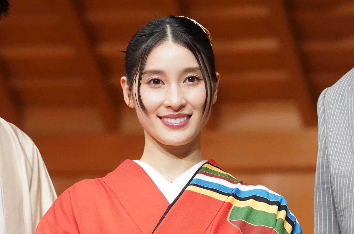 土屋太鳳＞“卑弥呼風”和装を披露 明日31歳の誕生日「感謝を伝えること