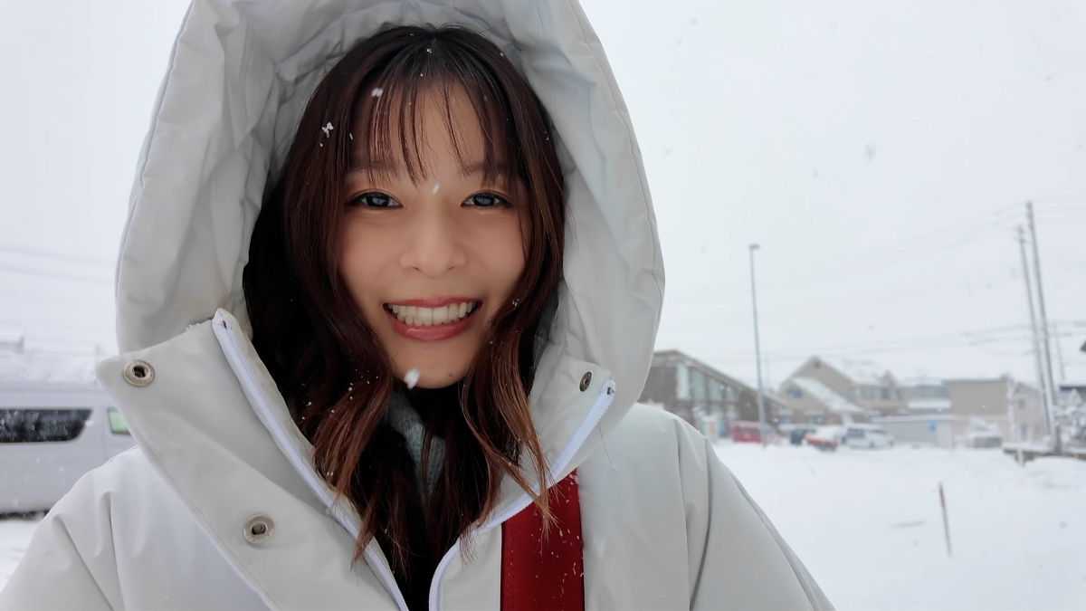 芳根京子＞吹雪の中でも笑顔を絶やさない！ “生旅”ロケでポジティブな