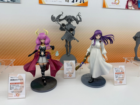 葬送のフリーレン」よりフリーレンと断頭台のアウラのフィギュアが展示