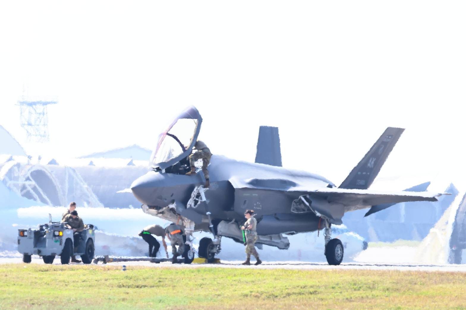 嘉手納基地でF35A、緊急着陸 機体に不具合か けん引され移動 沖縄