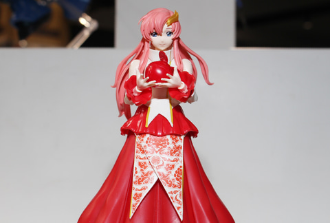 華やかな模様のドレスをまとった「Figure-riseStandard SEED ガンダム