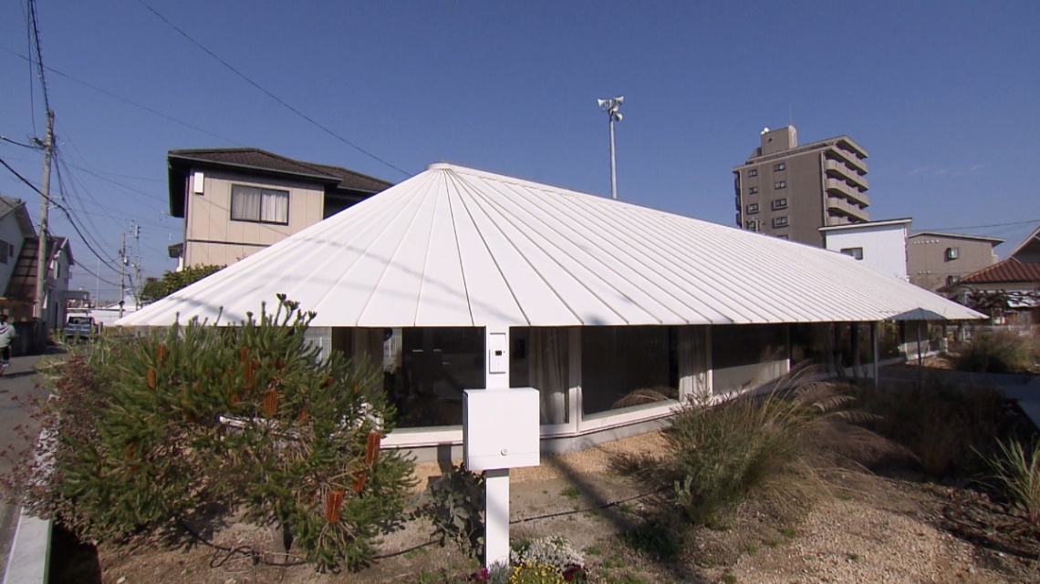 住人十色＞ぐるりと全面ガラス張り！ 庭の眺めを最優先した「近未来の
