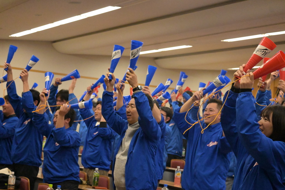 春風に乗って＞'26センバツ 三重 「勝つぞ」保護者応援団 赤青