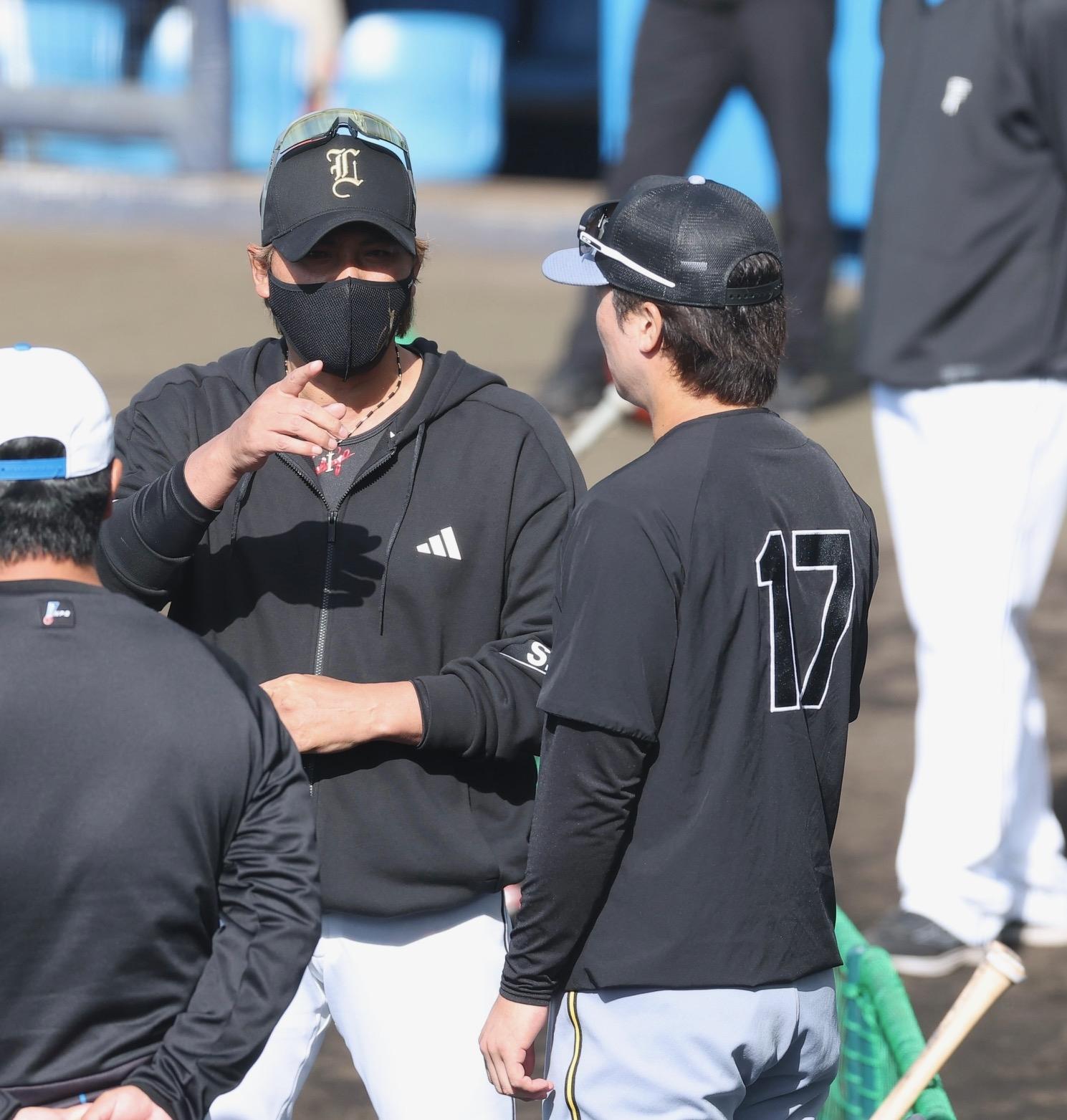 阪神 伏見寅威と日本ハム・新庄監督がグラウンドで再会！OP戦前の