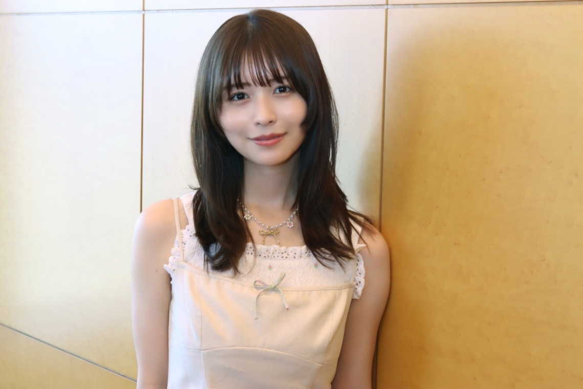 長濱ねる＞純白ノースリーブで輝く美肌 「透明感が素敵」「優勝やん