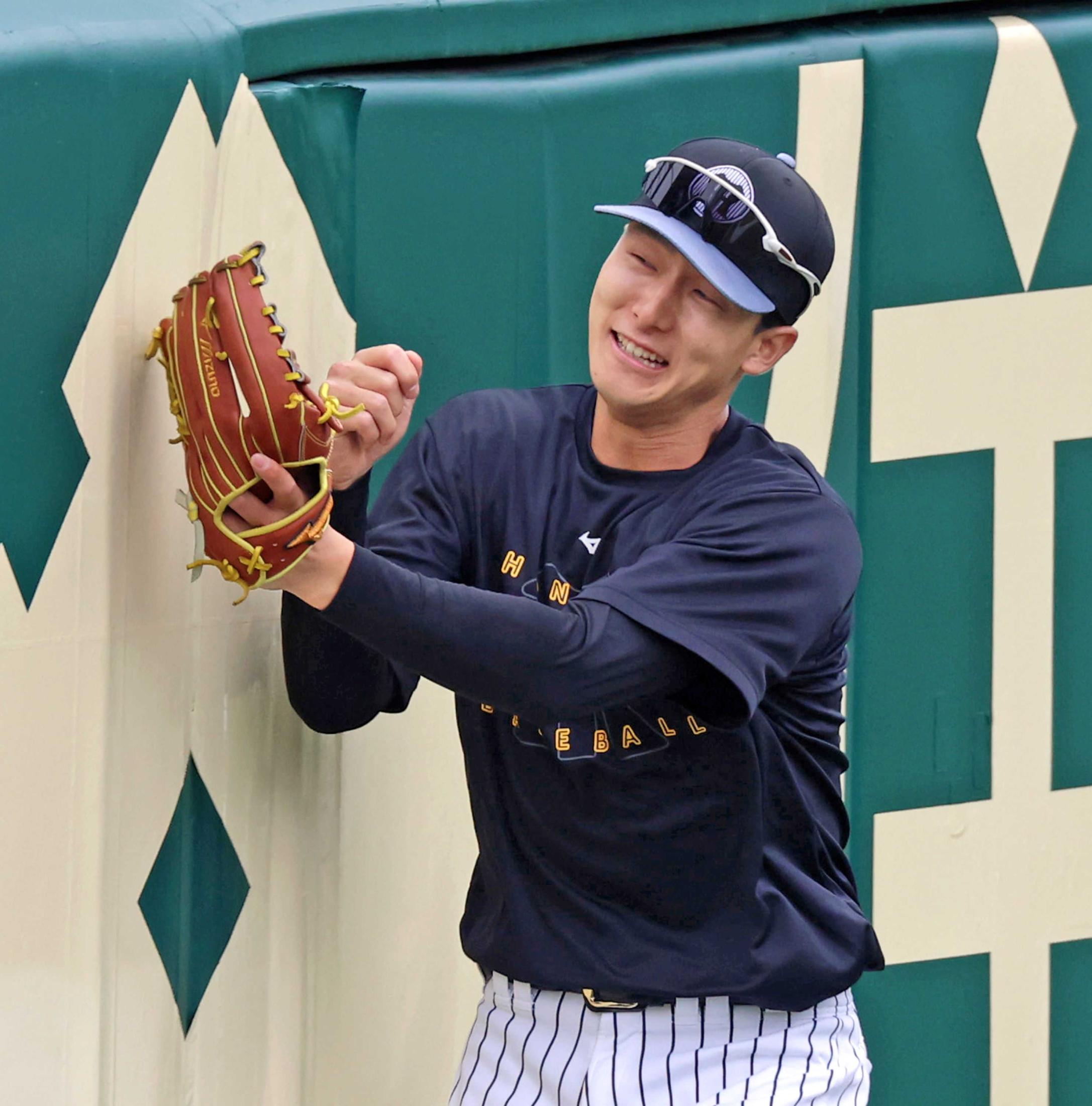 阪神・小幡がライトで守備練習「守ってました？」本人は多く語らず