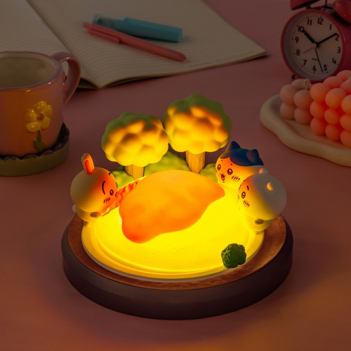 ちいかわ＞“巨・オムライス”にかぶりつく！ ちいかわたちがルーム