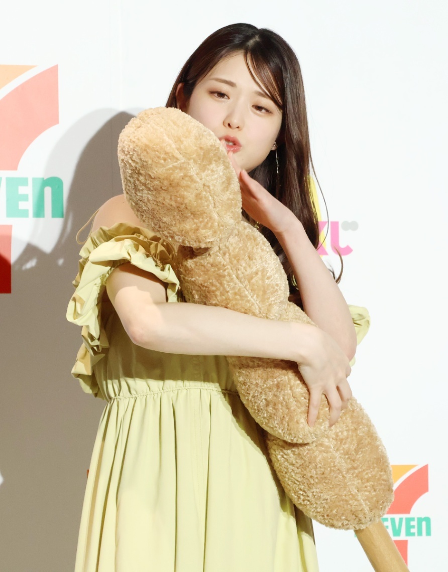 松村沙友理＞第1子出産後、初の公の場 「から揚げ棒をあやすような感じ