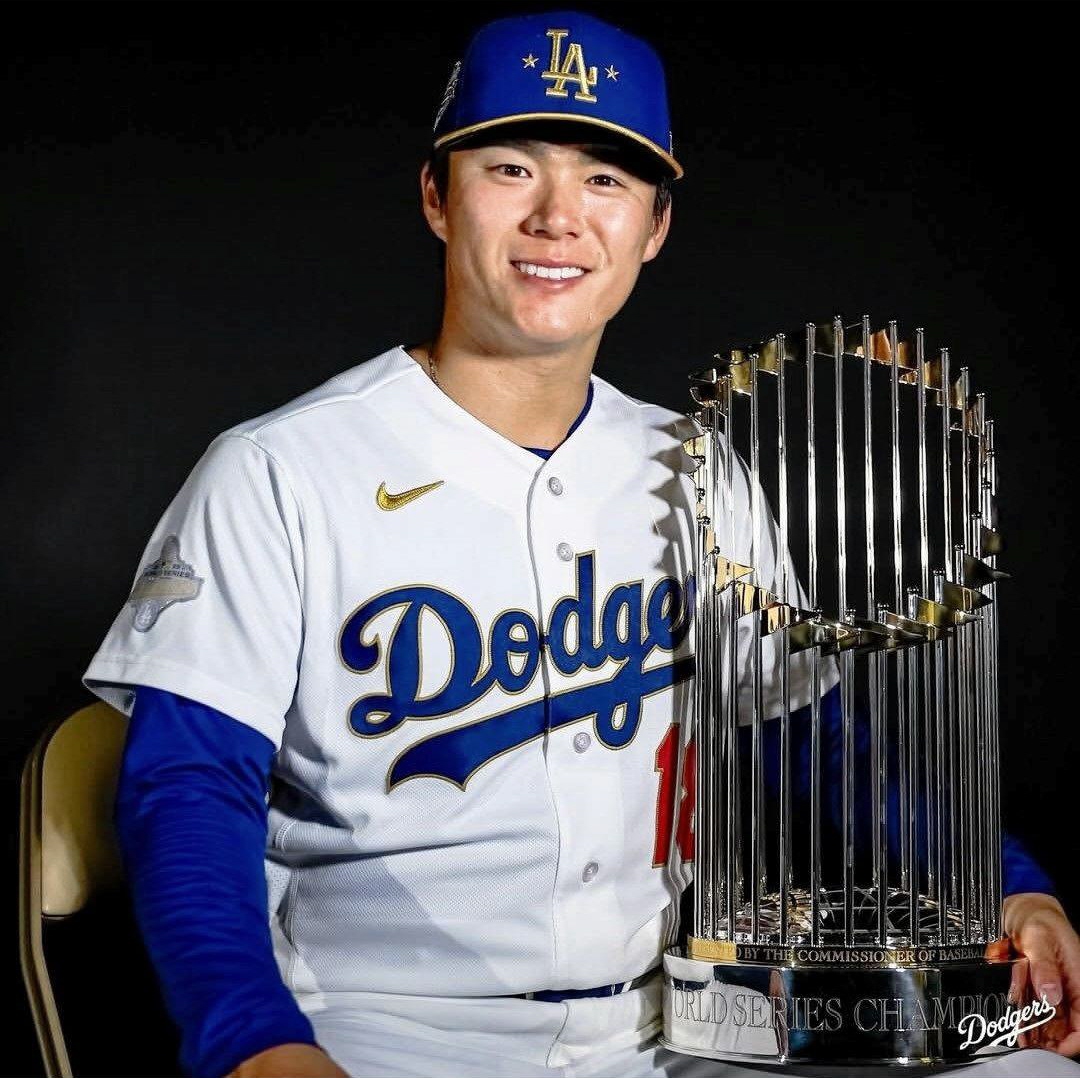ドジャース 山本由伸が金ユニで笑顔 開幕戦で着用 ワールドシリーズ ドジャース 山本由伸が金ユニで笑顔 開幕戦で着用 ワールドシリーズ