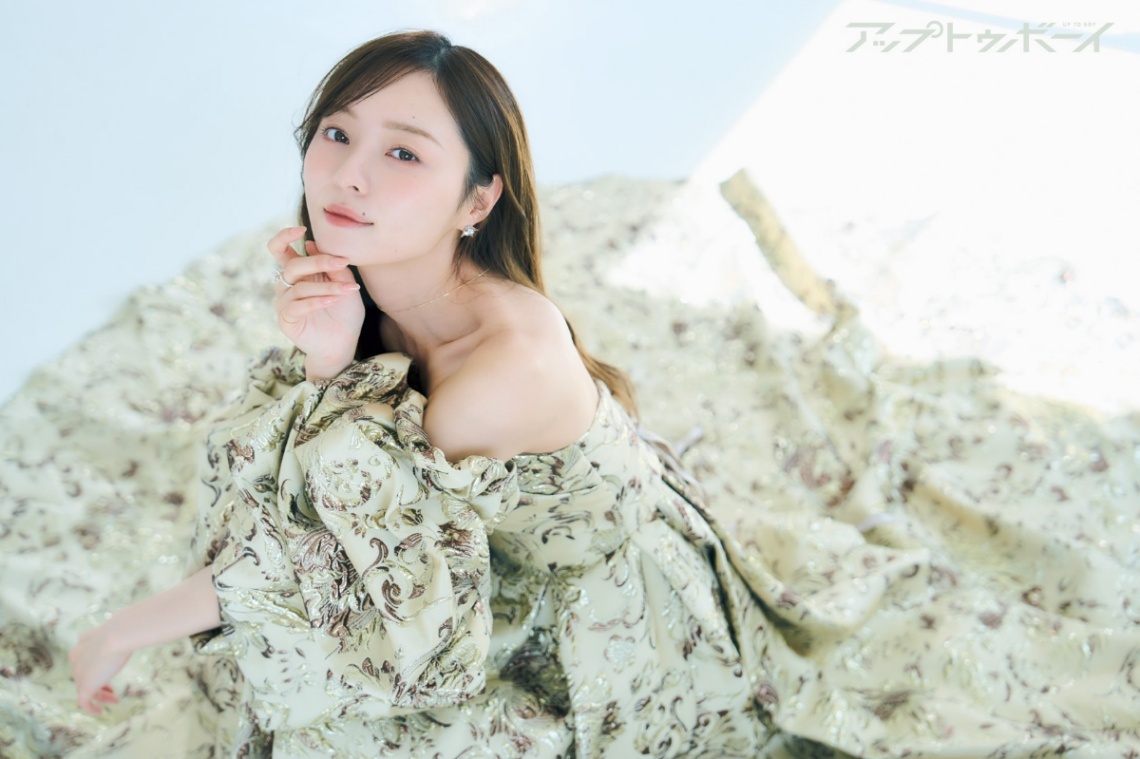 乃木坂46梅澤美波＞「アップトゥボーイ」表紙 ドレス姿で美背中