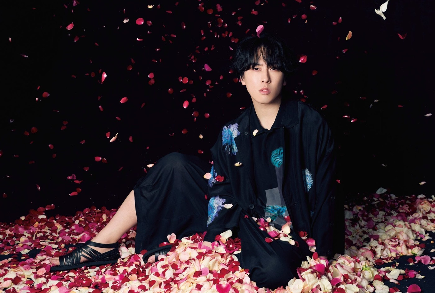 Snow Man宮舘涼太、250本のバラの花びらが渦巻いて舞うビジュアルを
