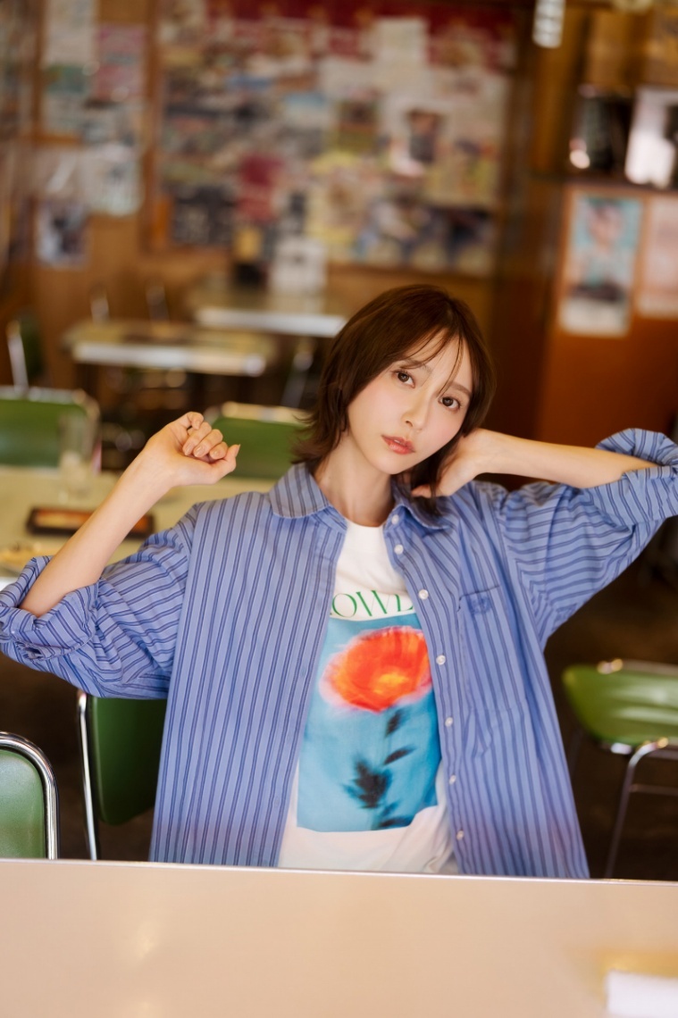 乃木坂46弓木奈於＞お好み焼きを頬張る 「ふつうで幸せな日曜日