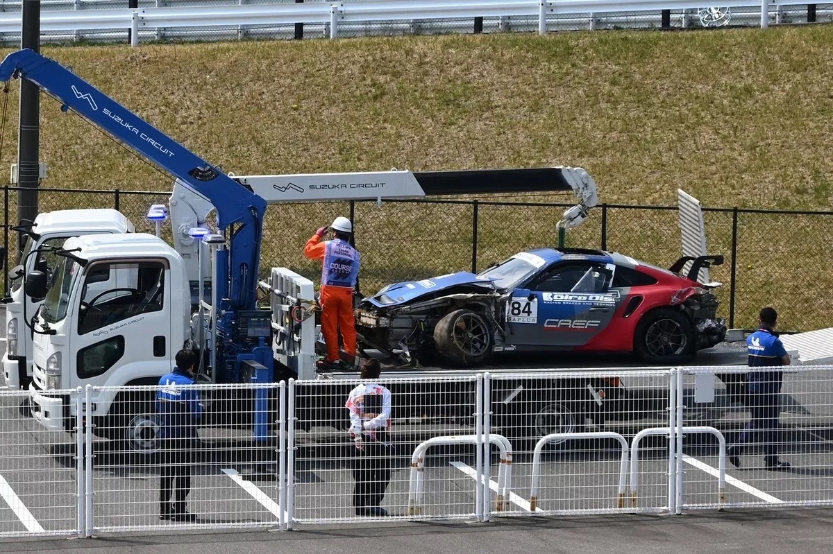 F1日本GPのサポートレースPCCJで大クラッシュ発生。200Rのフェンスを