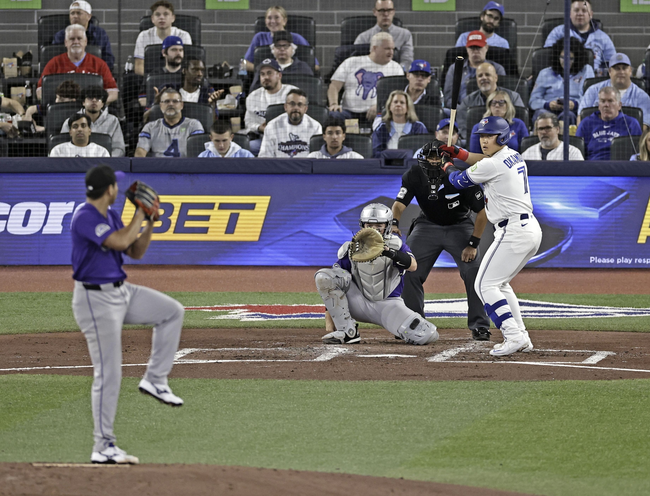 【朗報】岡本和真さん、元上司の菅野からメモリアル弾←リプレー検証2分超えが熱すぎて草ｗｗｗ