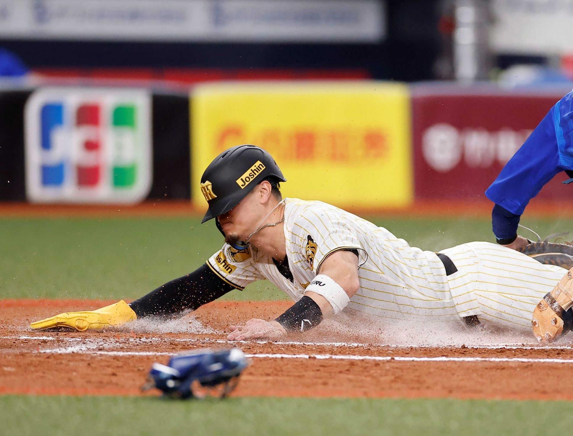 阪神・佐藤輝 先制V撃 輝く“王者ユニ”でデュプランティエ粉砕「燃える