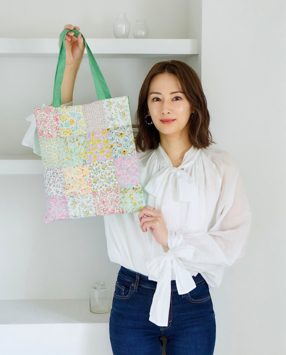 北川景子＞パッチワークに挑戦 完成作品は“保護者会”のプリント入れに