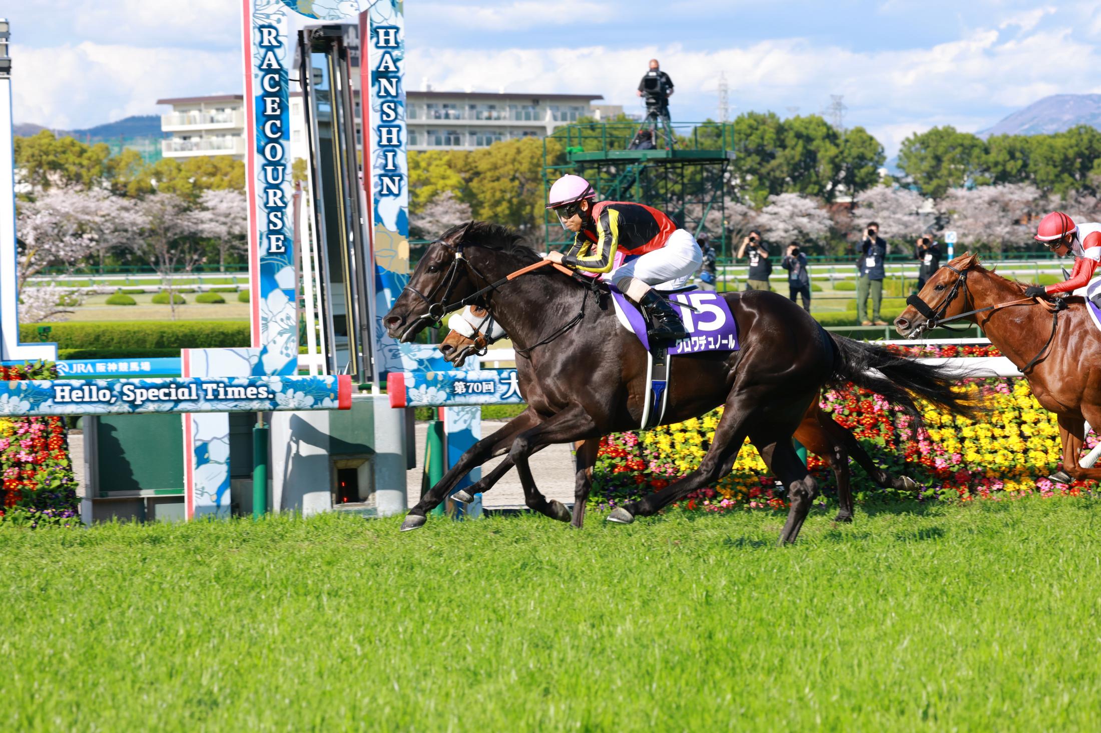 JRA 阪神競馬場　クロワデュノール　イクイノックス　ディープインパクト　帯封 画像・写真：クロワデュノールがV：時事ドットコム