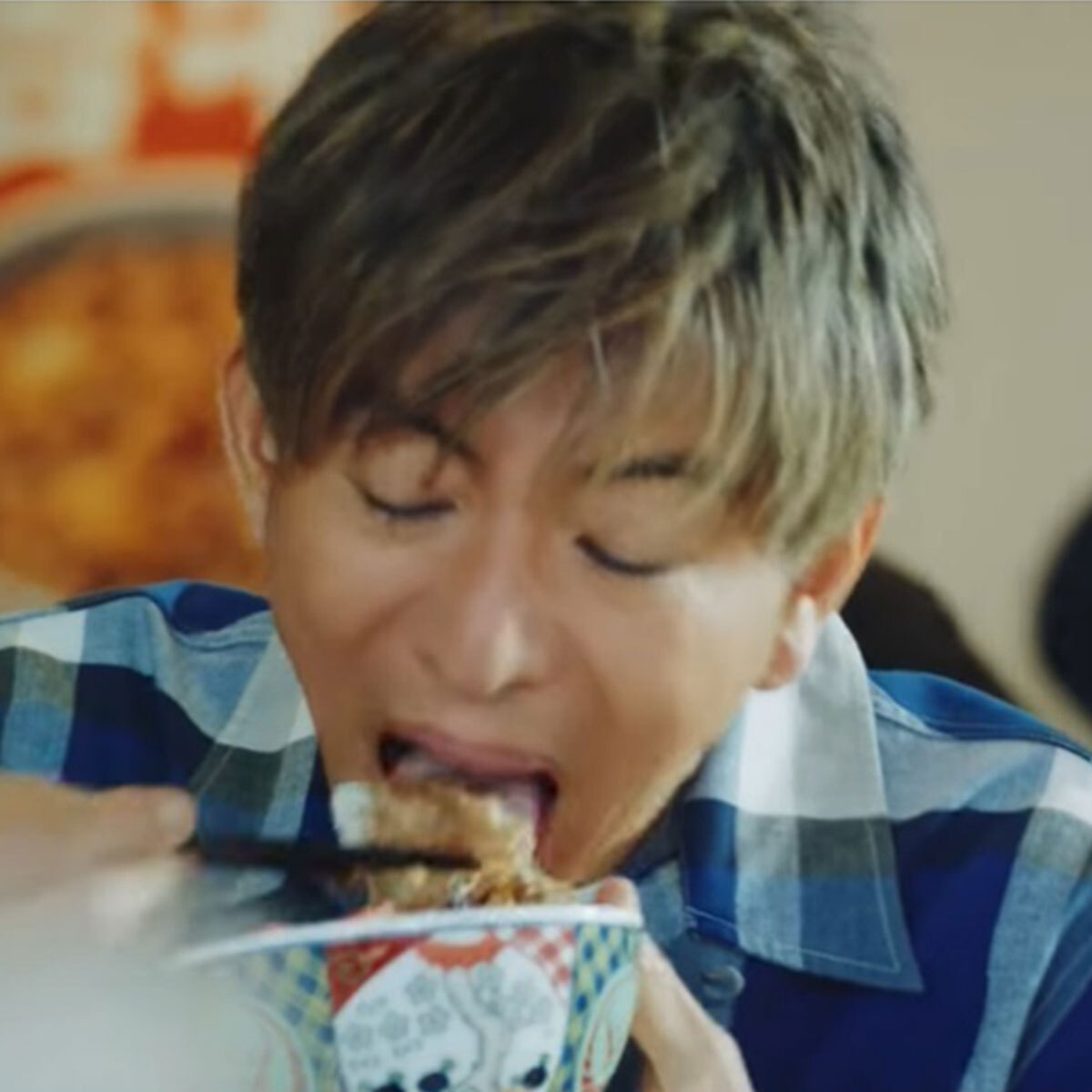 【木村拓哉の蕎麦食べ方がヤバい…】肘つき姿に「それマナー違反だろ」大論争