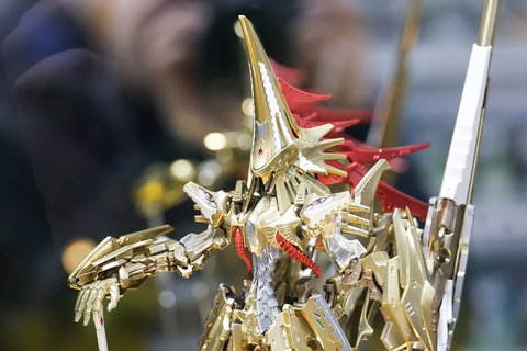 黄金ラミネートの装甲がまぶしい！「ファイブスター物語 帝騎