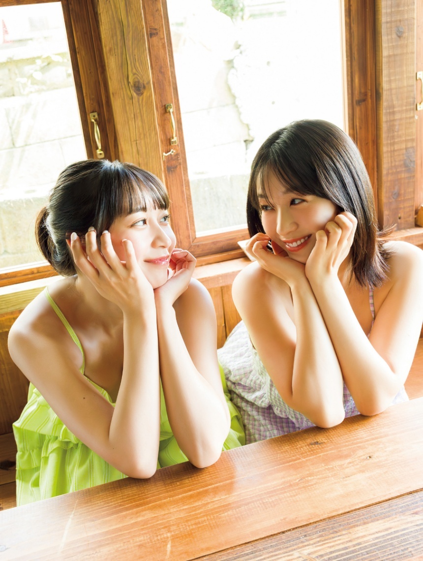 溝端葵＆高野真央＞Wシンデレラ 白、黒水着で密着 「FRIDAY GOLD」表紙