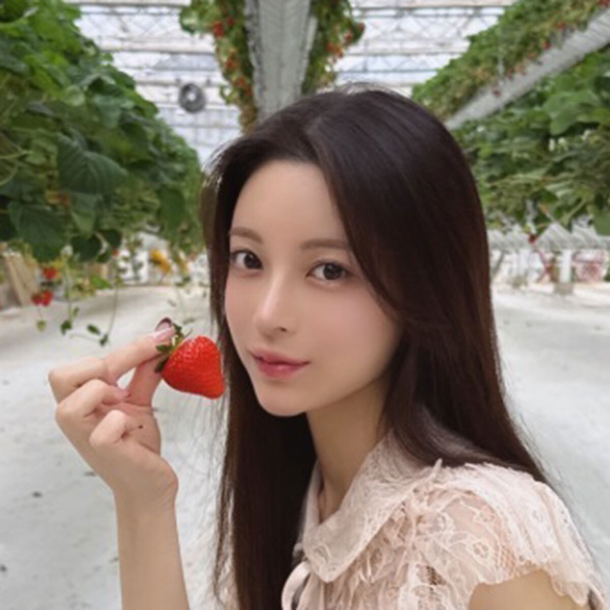 車内を自分の部屋扱い？ 美容インフルエンサー、新幹線での“恋愛相談