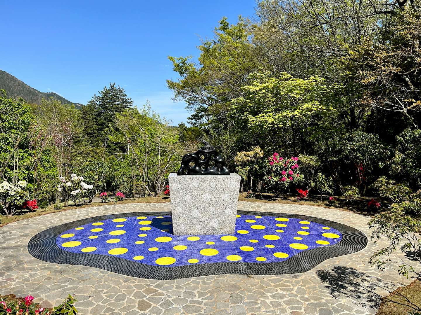 彫刻の森美術館で草間彌生の石彫作品が展示開始。屋内では白いバルーン