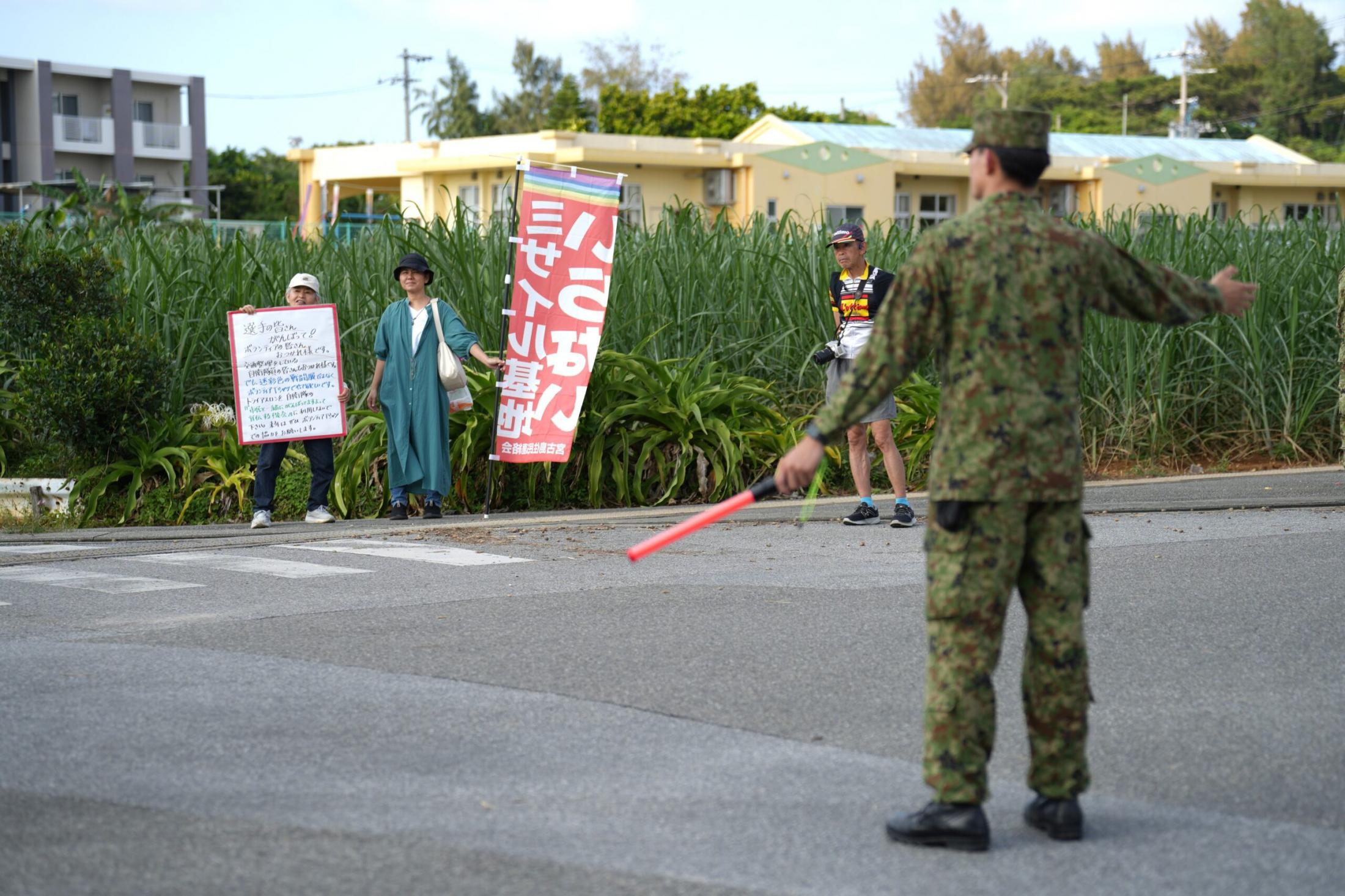 陸自、迷彩服を着用　宮古島トライアスロンのボランティア活動　市民団体は抗議「宣伝機会にしないで」　沖縄　（琉球新報） - Yahoo!ニュース