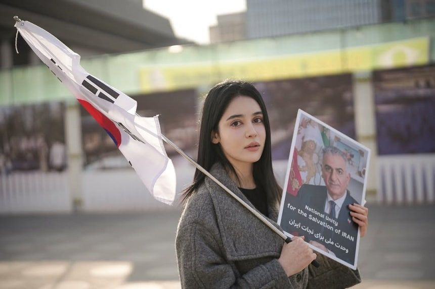 ミスイラン出身のモデルに「連絡ください」…韓国外交部局長がDM送る