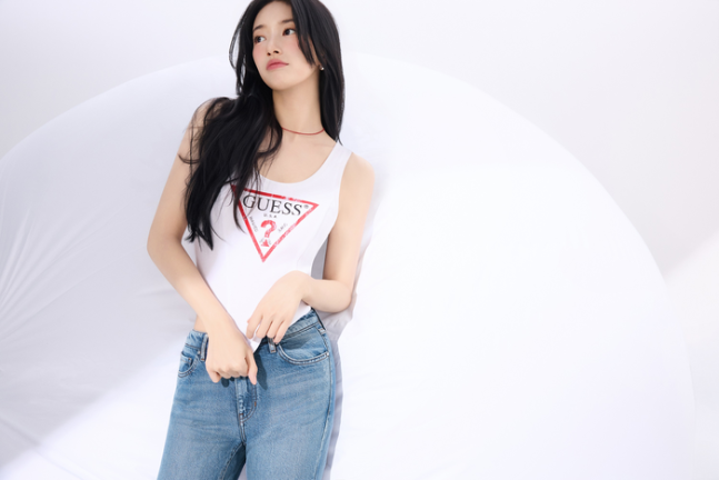 女優スジ、白Tシャツ＆デニム姿のビジュアル公開…爽やかな魅力（中央 