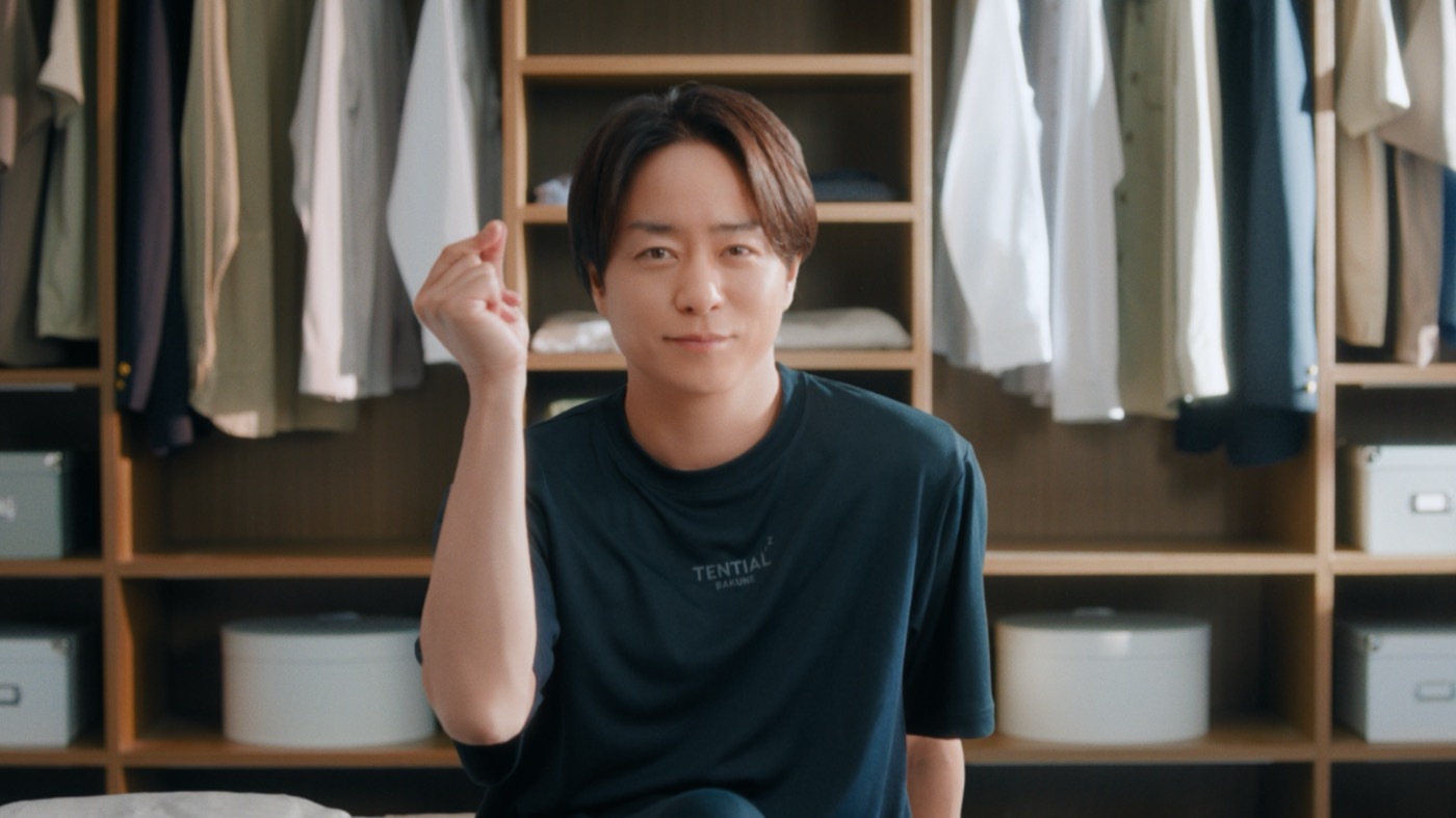 櫻井翔“BAKUNE”新TVCMで“過去最高の疲れ”を熱演!?ベッドで横になると