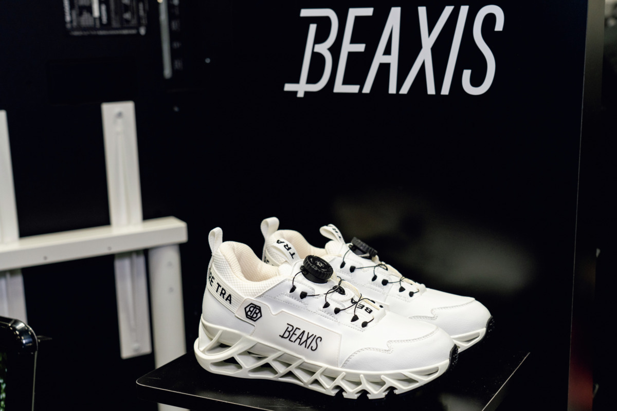 履くだけで体幹が変わる BEAXISバランスコアシューズがゴルフを変える