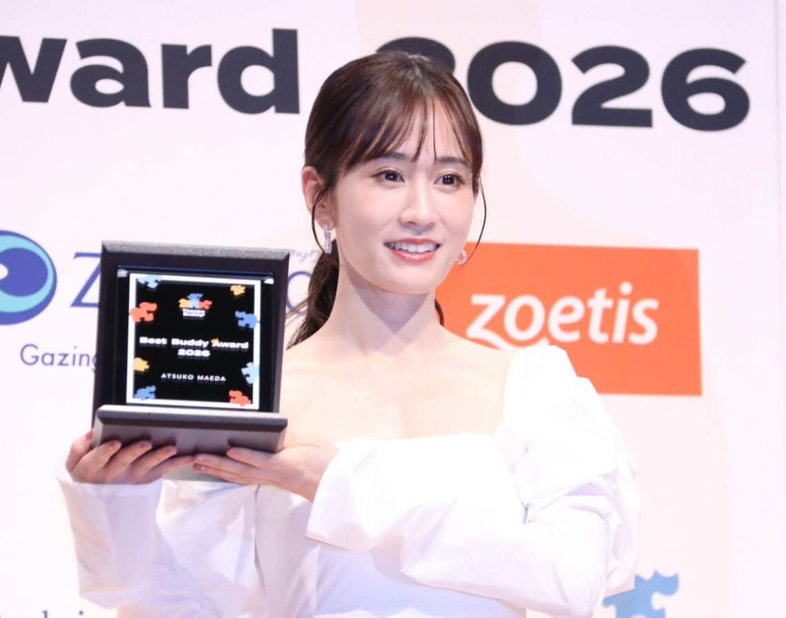 前田敦子＞純白ドレスで魅了 胸元＆美背中を大胆に披露（MANTANWEB